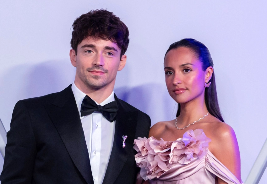 Звезда "Формулы-1" Шарль Леклер и его жена Александра вышли на свою первую красную дорожку после свадьбы