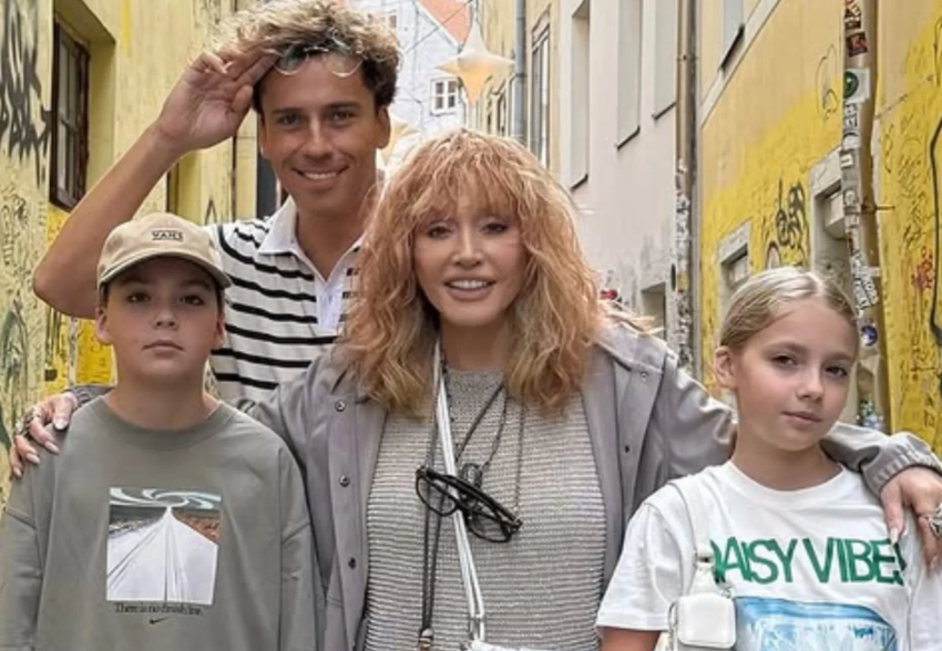 Алла Пугачёва и Максим Галкин* переписали подмосковный замок на детей, чтобы не потерять недвижимость